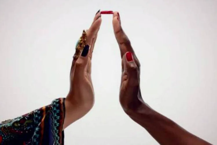 Mãos formam silhueta de garrafa de Coca-Cola, em campanha da marca (Reprodução/Youtube)