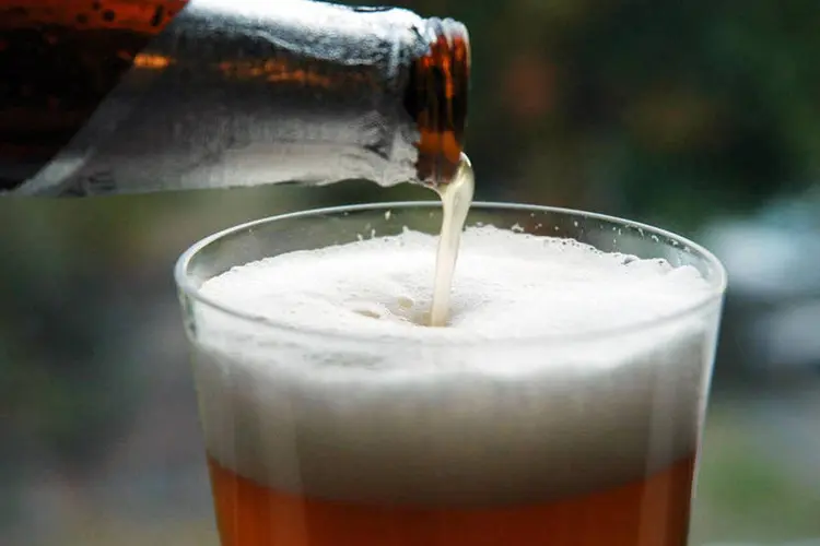 
	Garrafa e copo de cerveja: era esperado um aumento de 2,25%, em m&eacute;dia
 (Dave Dyet / Stock Xchng)