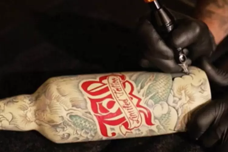 Garrafa tatuada: são 25 garrafas que foram envolvidas em uma espécie de pele feita de látex, que depois foi tatuada por SM Bousille, do estúdio francês Le Sphinx (Reprodução/YouTube/J&B)