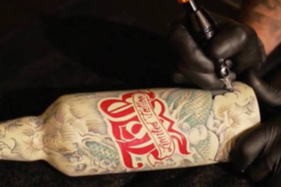 Marca lança edição limitada de garrafas tatuadas