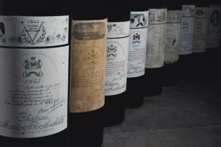 Garrafas de vinho Chateau Mouton- Rothschild datadas de 1945 em diante (Bloomberg)
