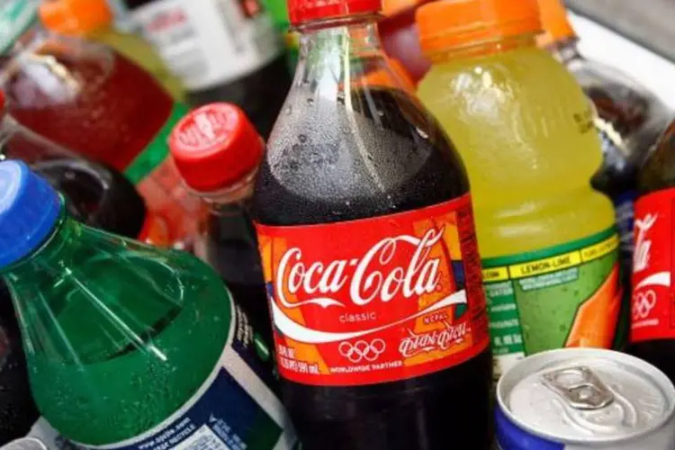 
	Garrafas de Coca-Cola entre outros produtos em um mercado: a&ccedil;&atilde;o faz parte da campanha Energia Positiva
 (Shannon Stapleton/Reuters)