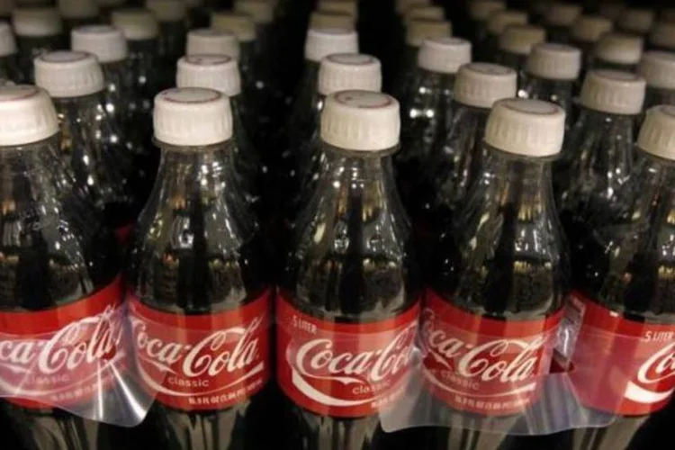 Garrafas de Coca-Cola são vistas em loja de Arlington, nos Estados Unidos (Jim Young/Reuters)