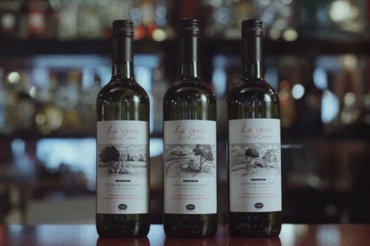 Garrafas de vinho estampadas pela Uber: nas embalagens haviam ilustrações de gravuras aparentemente normais (Divulgação)