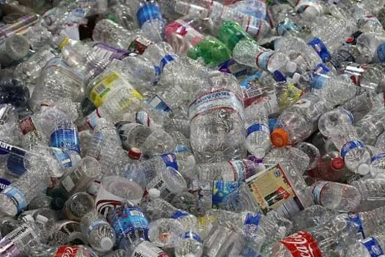Embora a razão por trás da construção com garrafas tenha sido a escassez de dinheiro, a reutilização deste material ajudou a não descartar grande quantidade de resíduos plásticos (Getty Images)