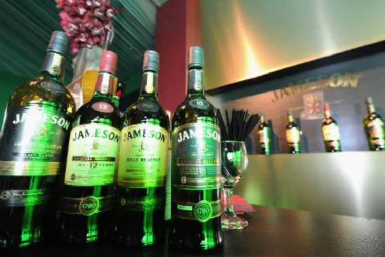 Garrafas de uísque irlandês Jameson: quadrilha precisou de dois caminhões para levar as garrafas (Dimitrios Kambouris/AFP)