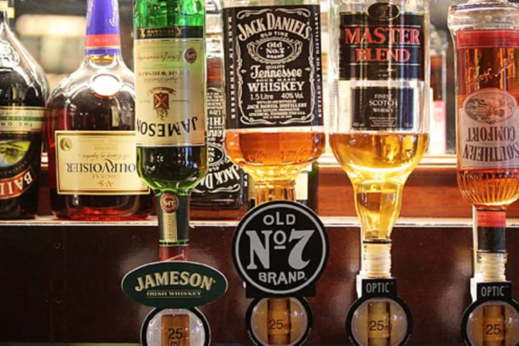 A Prefeitura insta aos funcionários a tomar água e refrescos durante reuniões e festas e só lhes permite consumir vinho, cerveja e licores em suas casas (Peter MacDiarmid / Getty)