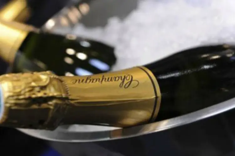 O champagne rosé seria mais festivo que o brut? Os consumidores, e não apenas as mulheres, têm uma tendência, nos últimos anos, a privilegiar a cor (AFP/ Patrik Stollar)