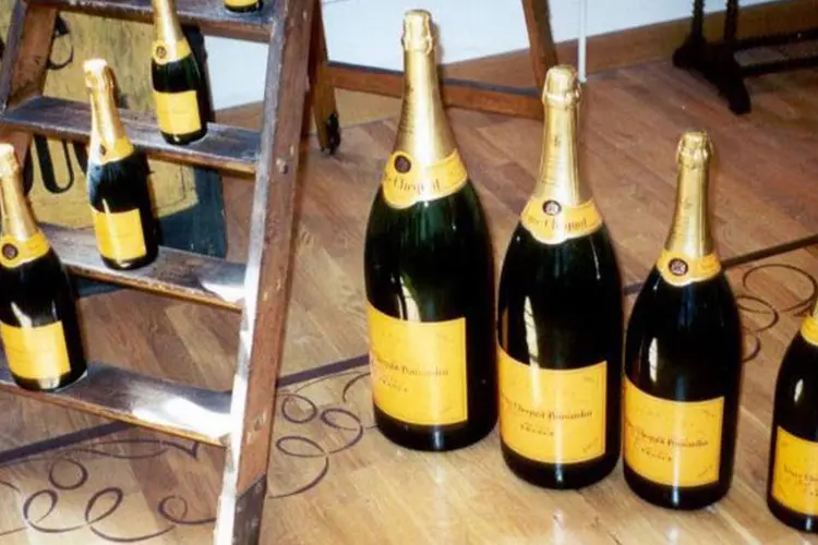 Garrafas de champanhe Veuve Clicquot de vários tamanhos (Walter Nissen/WikimediaCommons)