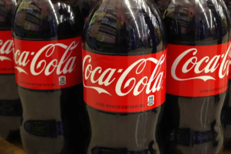 
	Garrafas de Coca-Cola num supermercado: a empresa tenta responder &agrave;s cr&iacute;ticas que recebeu sobre seu papel no excesso de peso, que mais de um ter&ccedil;o dos americanos sofre
 (Reprodução)