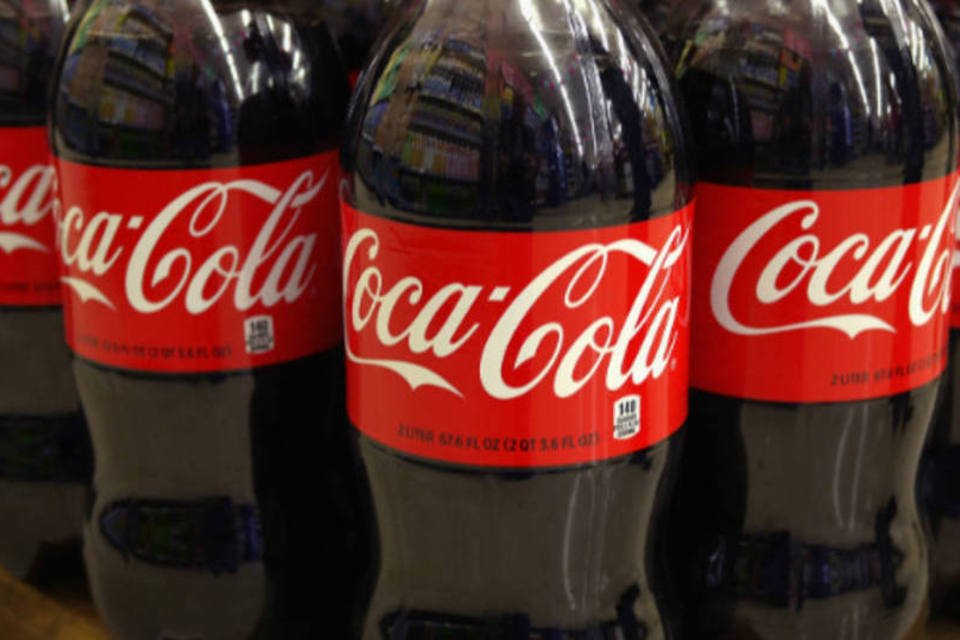 Garrafas de Coca-Cola num supermercado (Reprodução)