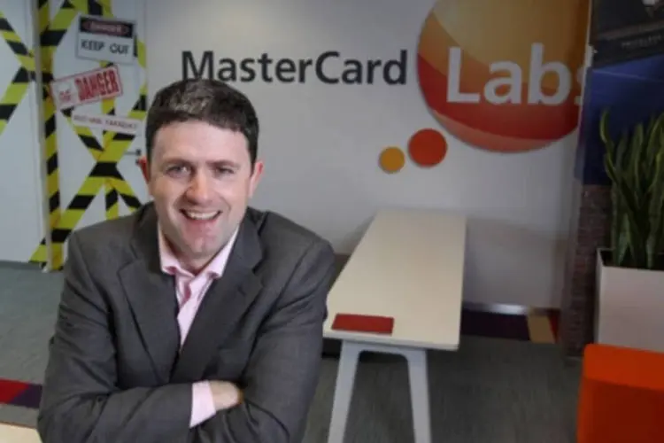 Garry Lyons, chefe de inovação da MasterCard, credita que interfaces de pagamento estarão não apenas em nossas carteiras e celulares (Divulgação/MasterCard Labs)