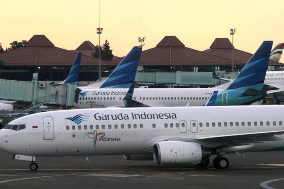 Erupção vulcânica fecha cinco aeroportos na Indonésia