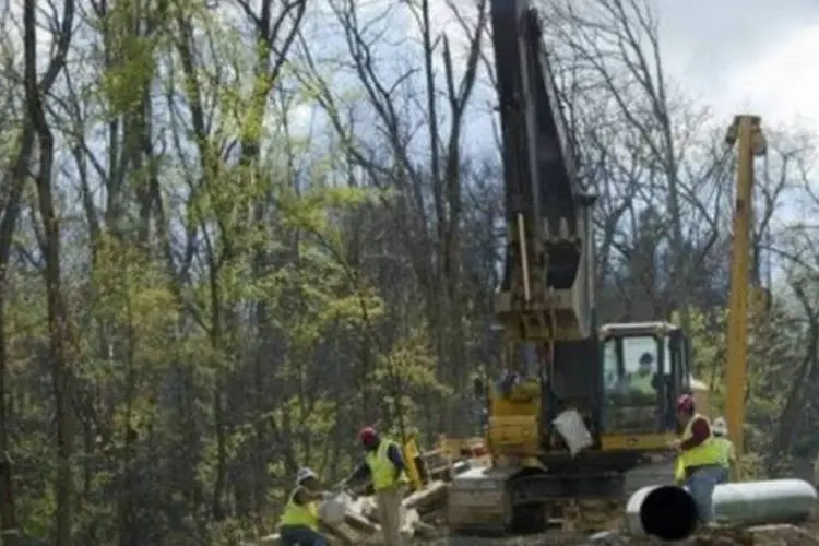 Operários instalam manilhas de um gasoduto nos arredores da cidade de Waynesburg, Pensilvânia, onde se faz a extração do gás xisto (Mladen Antonov/AFP)