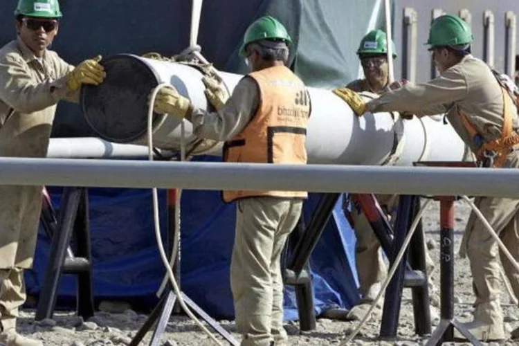 Trabalhadores instalam tubulação em planta de gás da Pluspetrol no Peru (Getty Images)