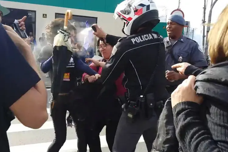 PM joga gás de pimenta em rosto de manifestante em protesto na USP  (Reprodução/ Facebook Sintusp)