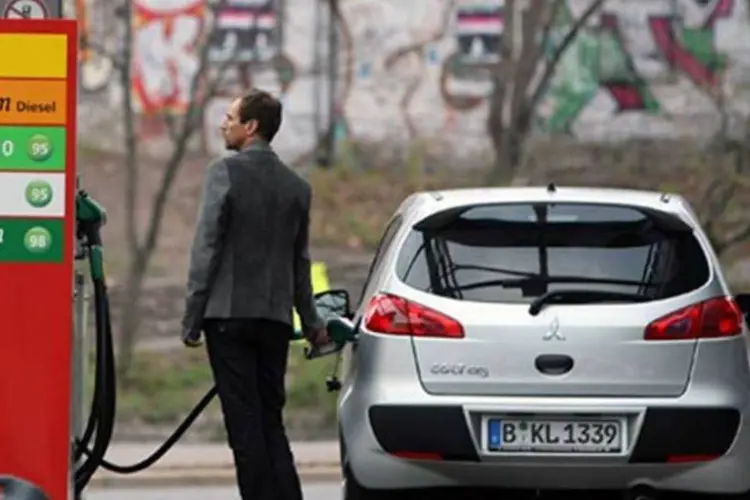 
	Homem abastece o carro em posto na Alemanha: BCE tem como meta de infla&ccedil;&atilde;o pouco menos de 2% para a zona do euro como um todo
 (Getty Images)