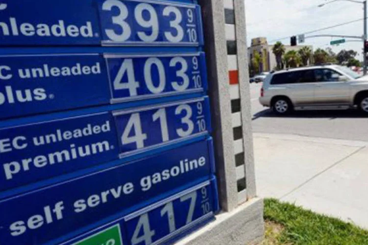
	Pre&ccedil;os de gasolina em um posto em Long Beach, na Calif&oacute;rnia: 80% da alta dos pre&ccedil;os foi motivado pelo encarecimento da nafta, vinculada ao aumento dos pre&ccedil;os do petr&oacute;leo
 (Kevork Djansezian/Getty Images)