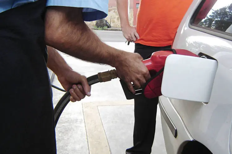 
	Posto de gasolina: o Brasil consumiu o equivalente a 19,5 milh&otilde;es de barris de gasolina em fevereiro de 2015
 (Marcos Santos/USP Imagens)