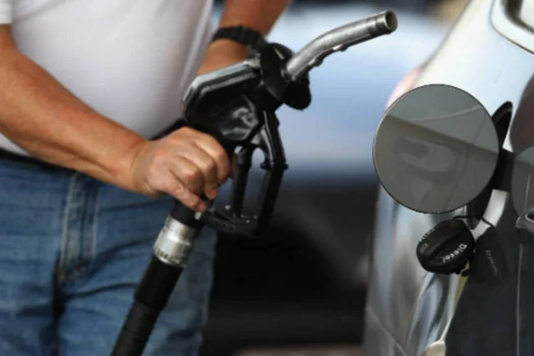 
	Consumidor abastece o carro em bomba de combust&iacute;vel: aumento foi causado principalmente pela crescente demanda por combust&iacute;vel
 (Jeff J Mitchell/Getty Images)