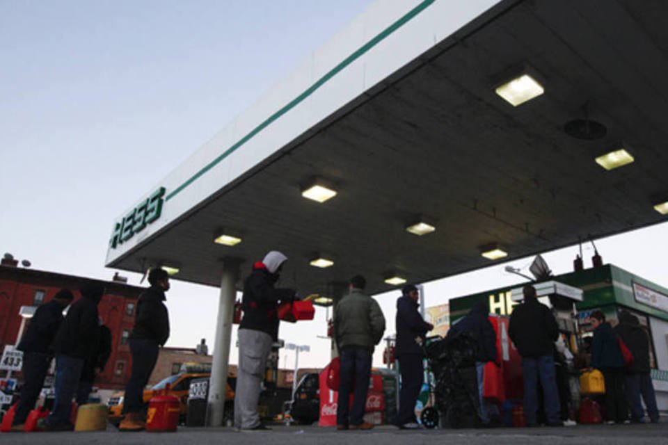 Clientes esperam na fila de um posto de gasolina no Brooklyn, Nova York  (Brendan McDermid/Reuters)