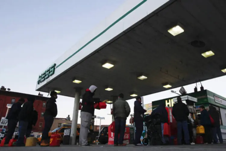 
	Clientes esperam na fila de um posto de gasolina no Brooklyn, Nova York: a decis&atilde;o do prefeito da cidade deixou os cidad&atilde;os de mau humor
 (Brendan McDermid/Reuters)