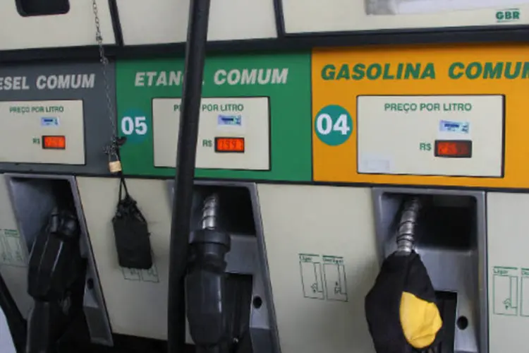 
	Combust&iacute;veis: a rela&ccedil;&atilde;o entre o pre&ccedil;o do etanol e o da gasolina diminuiu e ficou em 69,99% na segunda semana de maio, contra 71,66% na leitura anterior
 (Marcos Santos/USP Imagens)