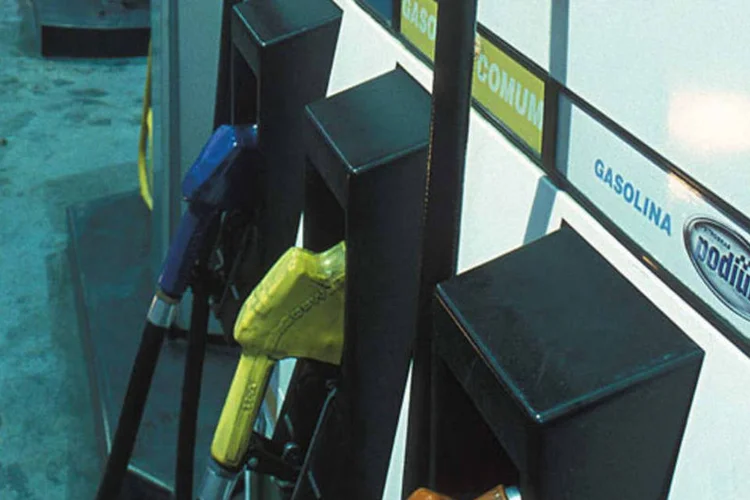 
	Posto da Petrobras: mudan&ccedil;a de data ocorre em meio a expectativas de que o governo possa anunciar reajuste dos combust&iacute;veis at&eacute; o fim desta semana
 (J. Valpereiro/Petrobras)