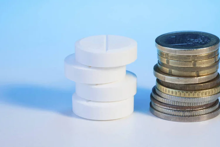 
	P&iacute;lulas de rem&eacute;dio ao lado de pilha de moedas: Internauta pergunta se &eacute; poss&iacute;vel abater despesas do Imposto de Renda
 (SerrNovik/Thinkstock)
