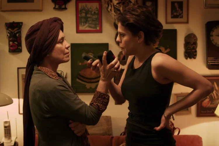 Atrizes Regina Duarte e Bárbara Paz durante cena do filme "Gata Velha Ainda Mia”, escrito e dirigido por Rafael Primot (Reprodução/Trailer)