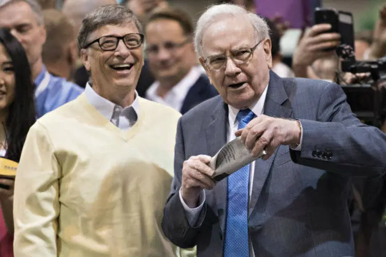 Os bilionários Bill Gates e Warren Buffett: doações na pandemia para causas sociais (Daniel Acker/Bloomberg)