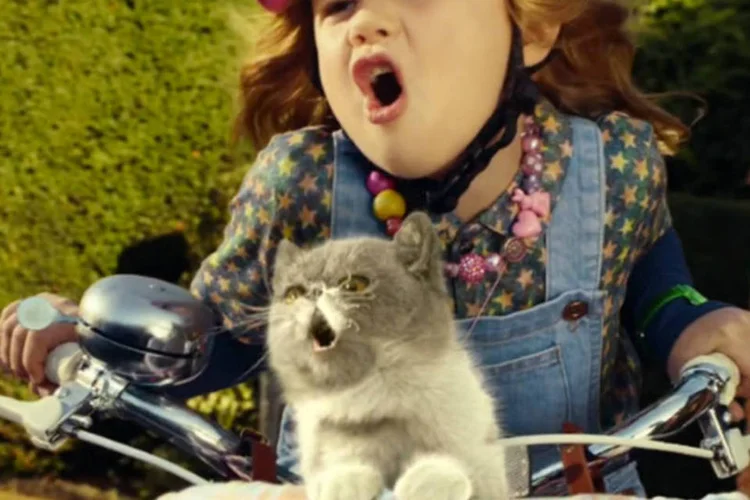 Three aposta em gatinho cantor: a Wieden+Kennedy assina a sequência #SingItKitty (Reprodução/YouTube/three)