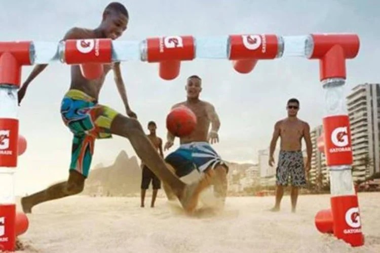 Garrafas viram traves: ação também se preocupa em incentivar praia com menos lixo e mais gols (Reprodução/YouTube/LewLara TBWA)