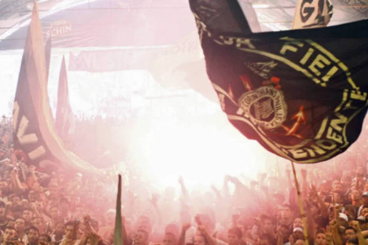 
	Integrantes da Gavi&otilde;es da Fiel assistem ao jogo do Corinthians: entre os detidos, um &eacute; membro da torcida organizada Pavilh&atilde;o 9, dois s&atilde;o da Gavi&otilde;es da Fiel e dez fazem parte da Camisa 12
 (REUTERS/Joao Castellano)
