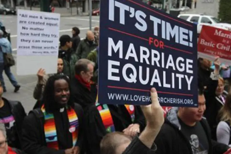 Ativistas defendem o direito ao casamento gay diante do tribunal: a união, brevemente liberada em 2008, foi proibida no mesmo ano e é agora novamente aceita (Justin Sullivan/Getty Images/AFP)