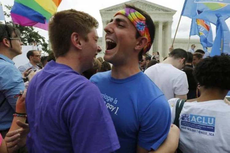 Defensores dos direitos dos gays comemoram após saberem da decisão da Suprema Corte dos EUA (REUTERS/Jim Bourg)