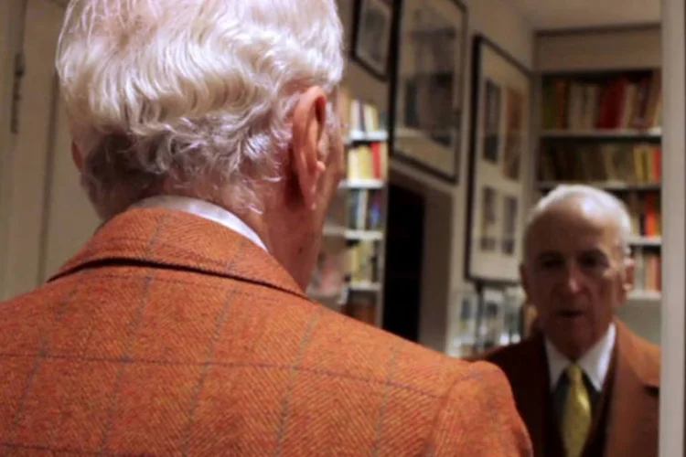 
	Escritor Gay Talese experimentando terno no v&iacute;deo em que apresenta o seu guarda-roupa
 (Reprodução)