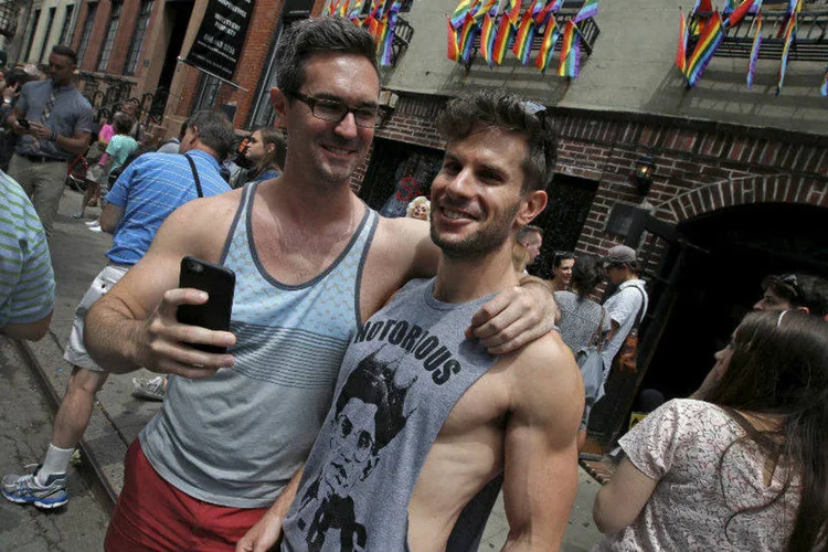 Dois homens celebram no bar Stonewall, em Nova York, a decisão da Suprema Corte que legaliza o casamento gay em todo país (Mike Segar/Reuters)