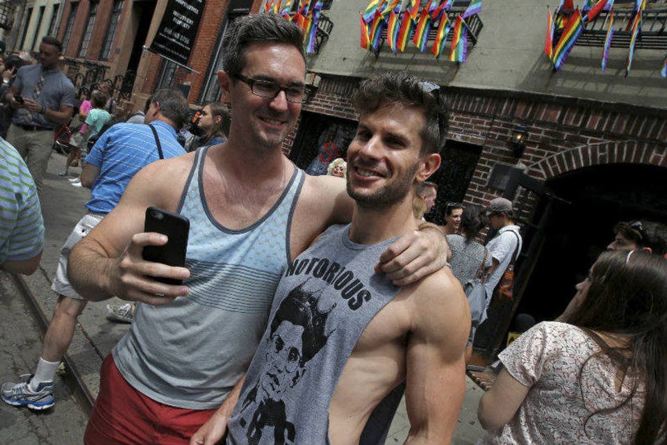 Centenas celebram decisão em bar "onde orgulho gay começou"