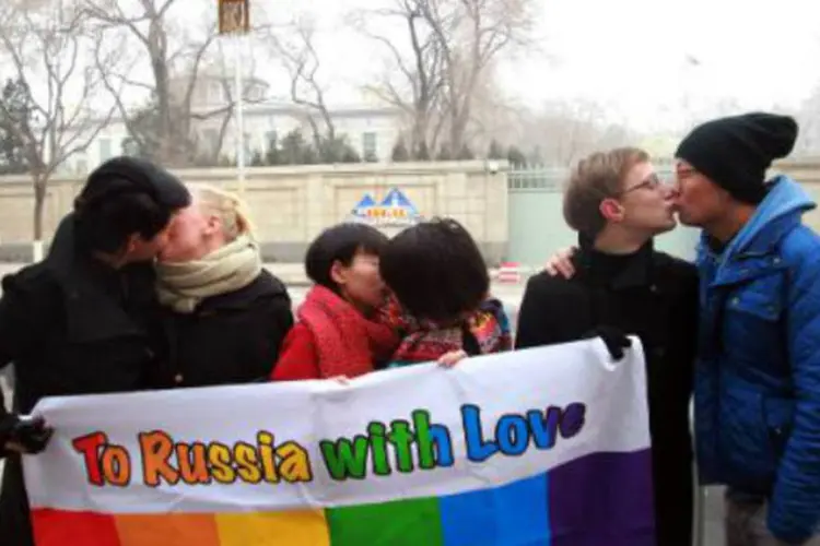 Manifestantes exibem cartaz com a frase "para a Rússia, com amor" durante beijaço: "nos sentimos mais positivos hoje porque é o dia de São Valentim", disse ativista (AFP)