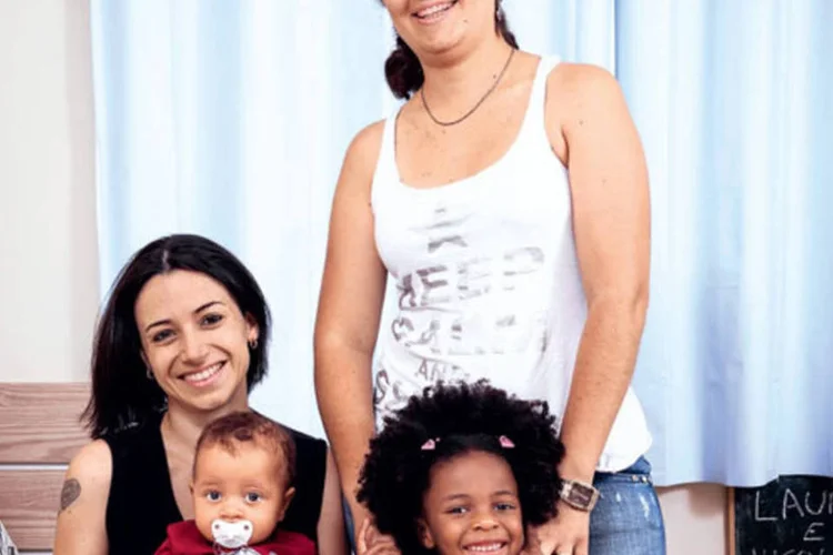 Vivian (sentada) e Camila com seus
dois filhos, Nicolas e Laura (Raphael Günther / EXAME PME)