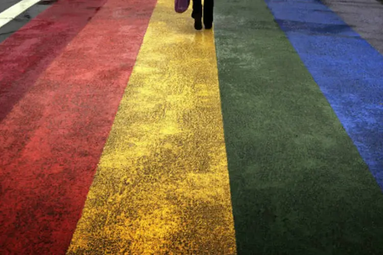 Pessoa caminha em rua pintada com as cores da bandeira gay (REUTERS/David Gray)