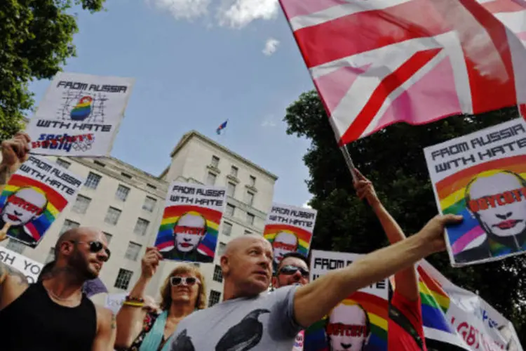 Ativistas protestam contra lei russa anti-propaganda gay, em Londres (REUTERS/Luke MacGregor)