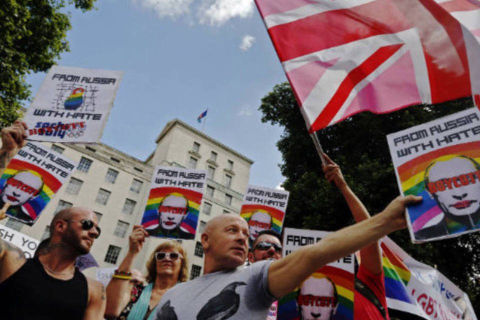 Centenas protestam em Londres contra lei anti-gay russa
