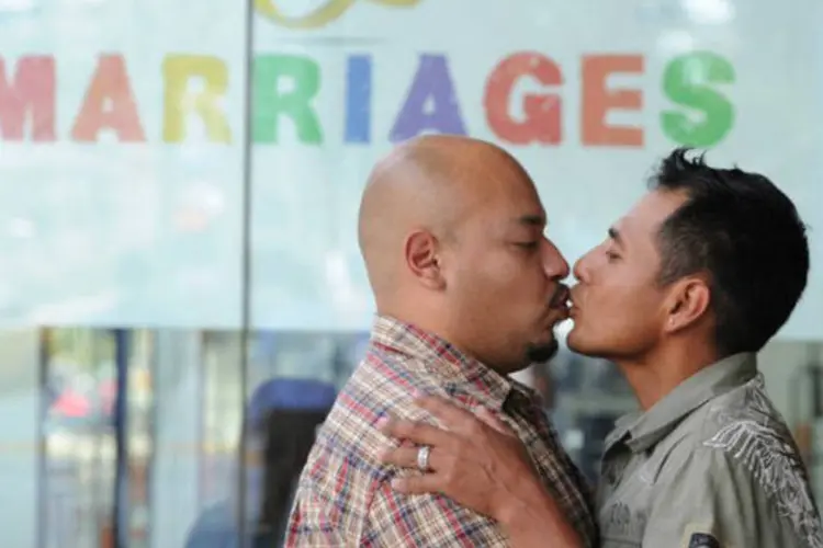 Casal gay se beija depois de cerimônia de casamento (Robyn Beck/AFP)