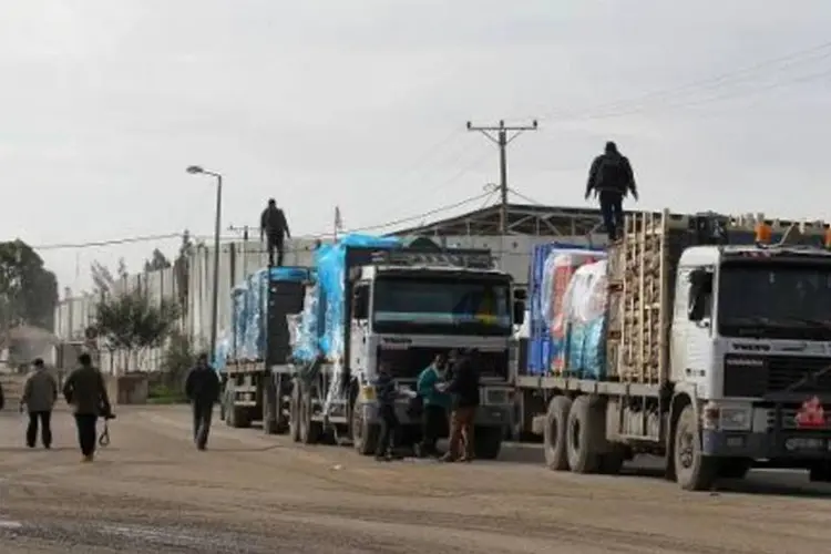 Palestinos recebem carregamento com 1.120 toneladas de cimento chega à Faixa de Gaza (Said Khatib/AFP)