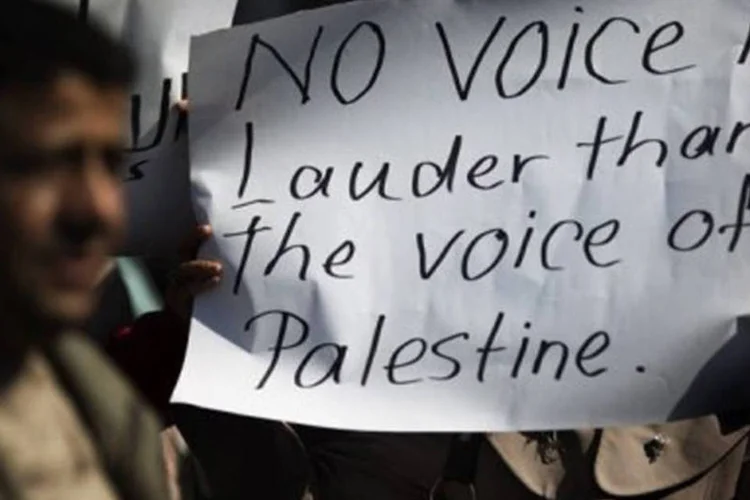 
	Palestinos se re&uacute;nem em manifesta&ccedil;&atilde;o na Cidade de Gaza: a multid&atilde;o gritava &quot;Unidade!&quot; e &quot;Atinjam, atinjam Tel Aviv&quot;
 (Marco Longari/AFP)