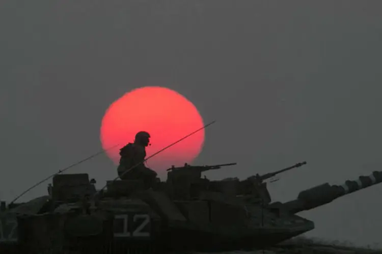 
	Um tanque israelense passa pelo norte da Faixa de Gaza. (21/7/2014)
 (REUTERS/Baz Ratner)