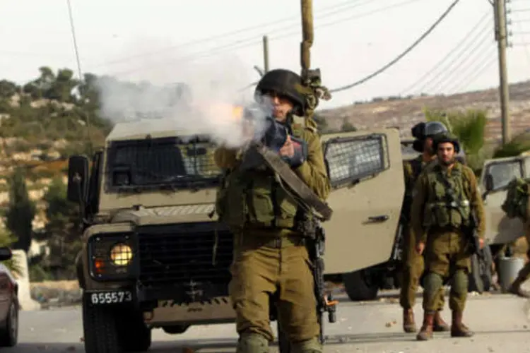 
	Soldado israelense: for&ccedil;as israelenses derrubaram parte da casa com uma escavadeira e abriram fogo
 (ABED HASHLAMOUN/Lusa/ABr)