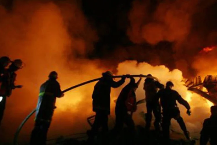 
	Bombeiros tentam extinguir fogo em edif&iacute;cio: &quot;A situa&ccedil;&atilde;o &eacute; dram&aacute;tica, temos um alto grau de calor, um vento bastante forte, e diversos focos&quot;, declarou o prefeito
 (©AFP / Ali Hassan)